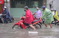 Mưa lớn kéo dài, người dân TP.HCM chật vật di chuyển qua các điểm ngập sâu