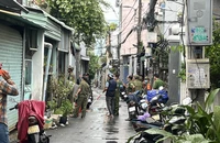 Cảnh sát đang phong toả, tìm cách khống chế người đàn ông cầm 3 con dao cố thủ trong nhà