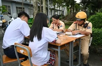 CSGT kiểm tra bãi xe trong trường học, phát hiện nhiều vi phạm