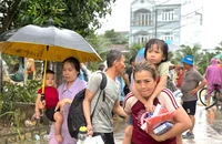 Khánh Hoà: Nhiều khu vực tiếp tục ngập sâu, người già, trẻ nhỏ được ưu tiên sơ tán trước