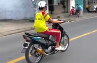 Xác minh clip nam sinh chạy xe máy độ, che biển số trên đường ở TP.HCM