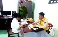 TP.HCM: Cô gái buông cả hai tay khi đi xe máy bị tước giấy phép lái xe 