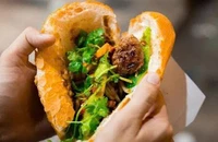 Quảng Ngãi: 15 người nhập viện nghi ngộ độc sau khi ăn bánh mì