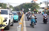 TP.HCM: Xe máy nối đuôi nhau chạy ngược chiều trên đường lớn