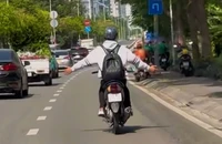 Xác minh clip thanh niên buông 2 tay khi chạy xe máy trên đường Nguyễn Hữu Thọ