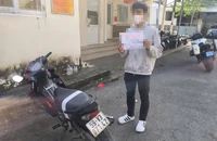 Buông hai tay lái xe máy do ‘ngẫu hứng’, nam thanh niên bị tịch thu xe