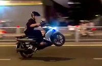 Nam thanh niên 'bốc đầu' xe máy trên đường Dương Quảng Hàm