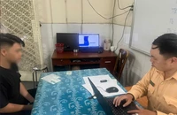 Buông 2 tay khi đi xe trên cầu Ba Son, nam thanh niên bị tịch thu SH