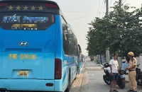 CSGT TP.HCM kiểm tra, xử lý vi phạm vận tải hành khách trên Quốc lộ 13