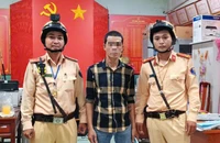 CSGT khống chế nam thanh niên có biểu hiện bất thường, kiểm tra nhanh phát hiện ma tuý