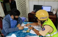 CSGT tịch thu xe máy đối với người đàn ông buông 2 tay, mở loa trên đường
