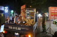 Công an phường Thủ Đức ra quân xử lý lấn chiếm vỉa hè, lòng đường ban đêm