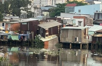 Sạt lở, một nhà dân ven kênh Đôi ở TP.HCM rơi xuống kênh 