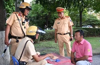 TP.HCM: CSGT xử phạt, tước phù hiệu xe hợp đồng 'trá hình' trên quốc lộ 13
