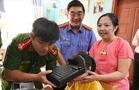 Công an và VKS đến tận nhà cấp căn cước cho trẻ khuyết tật ở TP.HCM
