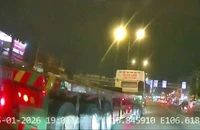 Clip ghi cảnh xe đầu kéo chèn ép ô tô 7 chỗ trên đường Đỗ Mười