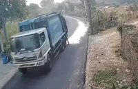 Xác minh tài xế xe chở rác xả nước thải ra đường ở TP.HCM