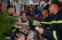 Trang bị kỹ năng PCCC cho tiểu thương tại chợ trước Tết