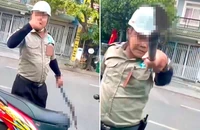 2 người mặc áo bảo vệ chặn ô tô, cầm hung khí đe dọa tài xế ở TP.HCM