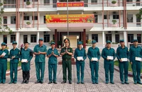 TP.HCM: Tặng quà, động viên dân quân phường Tân Uyên trực Tết 