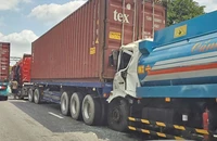 Xe bồn tông đuôi container trên Xa lộ Hà Nội, giao thông ùn ứ