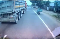 Tài xế xe ben lạng lách, chèn ép ô tô tải trên Quốc lộ 13 bị CSGT xử phạt