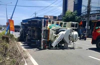 Xe bồn leo dải phân cách, tông gãy cột đèn rồi lật nhào giữa đường