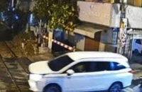 TP.HCM: Phạt tiền, tước bằng lái tài xế ô tô cố tình vượt rào chắn đường sắt