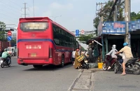 Tài xế dừng ô tô sai quy định bị CSGT xử phạt sau phản ánh của người dân