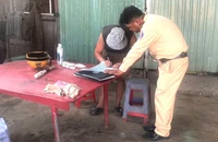 Xe đầu kéo và ô tô khách bị tước phù hiệu vẫn chạy, tài xế bị CSGT xử phạt
