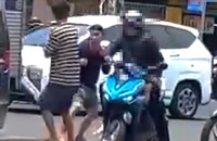 2 tài xế ô tô xô xát giữa đường, 1 người bị thương