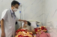 Lấy mẫu xét nghiệm chùm ca nghi ngộ độc thực phẩm tại Quảng Ngãi