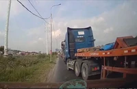Xử phạt tài xế xe đầu kéo 'ép' xe bán tải trên đường Võ Chí Công