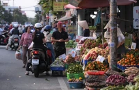 Vỉa hè đường Hiệp Bình bị chiếm dụng, người dân khó khăn di chuyển