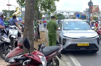 Tài xế taxi tử vong trong ô tô trên đường Phạm Văn Đồng