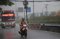 Mưa lớn giải nhiệt TP.HCM, người dân vất vả di chuyển 