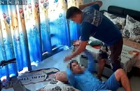 Công an phường Dĩ An làm việc với người bạo hành con riêng của ‘vợ hờ’