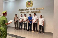 Mâu thuẫn sau tụ tập nhậu dưới lòng đường, 6 người bị bắt
