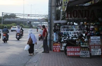 TP.HCM: Vỉa hè đường Đỗ Mười bị lấn chiếm, người dân khó khăn di chuyển