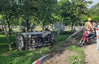 Xe ben chở nhựa đường lao khỏi cầu vượt Trạm 2, húc gãy hộ lan rồi lật nhào
