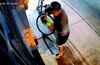 Tạt chất bẩn vào nhà dân vì mâu thuẫn với người bán hủ tiếu 