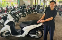 Bắt nghi phạm lấy trộm xe máy khi chủ xe ngủ gục trên vỉa hè ở TP.HCM