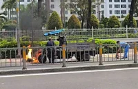 Xe ba gác bốc cháy trên đường Tạ Quang Bửu, tài xế nhanh trí khống chế ngọn lửa