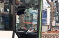 Bị taxi tạt đầu, xe buýt nhanh gặp nạn trên đường