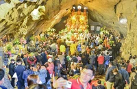 Du khách đội mưa tới chùa Hương trong ngày mở cửa chính thức
