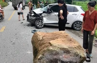 Ô tô đang chạy thì gặp tai nạn từ trên trời rơi xuống 
