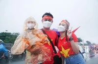Cổ động viên đội mưa vào sân cổ vũ cho U23 Việt Nam "đại chiến" với U23 Thái Lan 