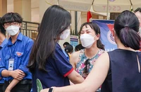 Ảnh: Phụ huynh Hà Nội đội nắng chờ con thi vào lớp 10 THPT
