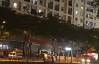 Người đàn ông rơi từ tầng cao mắc vào hàng rào tử vong