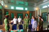 Khởi tố Bí thư chi bộ và Trưởng thôn bán đất trái thẩm quyền